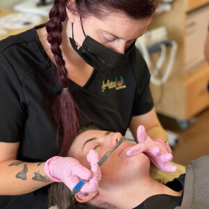 Dermaplaning esthetics student